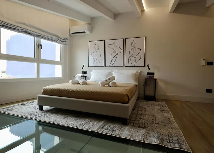 Luxurious Garibaldi Penthouse - Big Terrace - Great View - Renovated - Historical Centre Appartamento