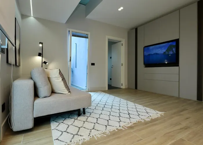 Luxurious Garibaldi Penthouse - Big Terrace - Great View - Renovated - Historical Centre Διαμέρισμα