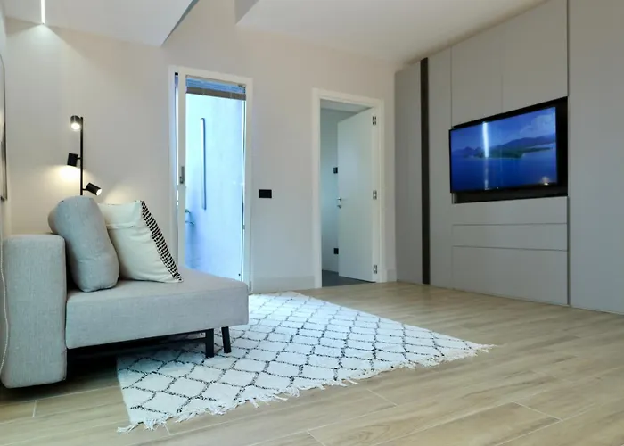 Luxurious Garibaldi Penthouse - Big Terrace - Great View - Renovated - Historical Centre